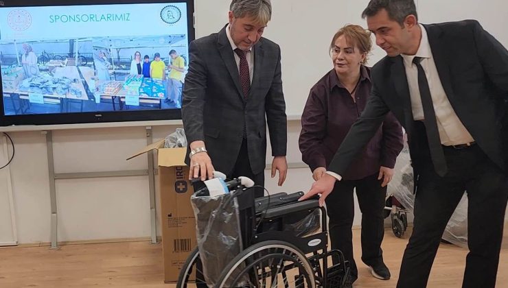 Engellilere tekerlekli sandalye desteği