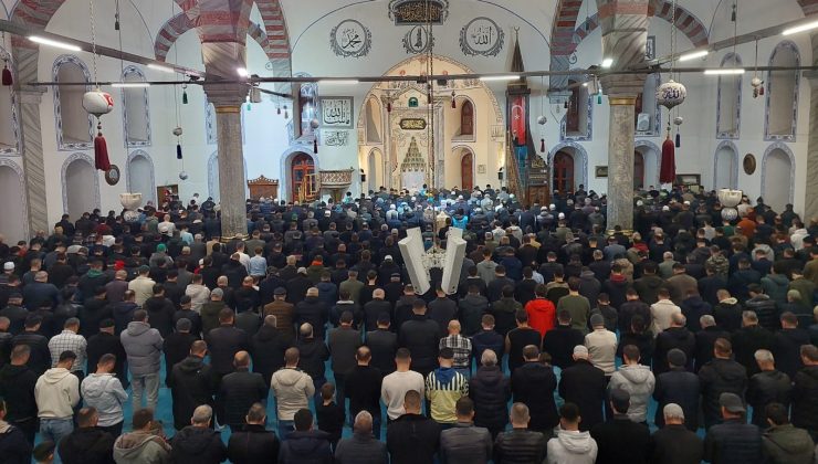 Camilerde Regaib Kandili coşkusu yaşandı