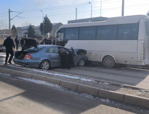 Otomobil park halindeki işçi servisine çarptı: 2 yaralı