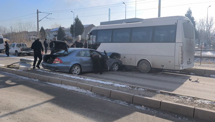 Otomobil park halindeki işçi servisine çarptı: 2 yaralı