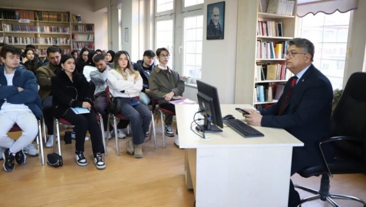 Rektör Kızıltoprak’tan öğrencilere kütüphanede siyasi tarih dersi