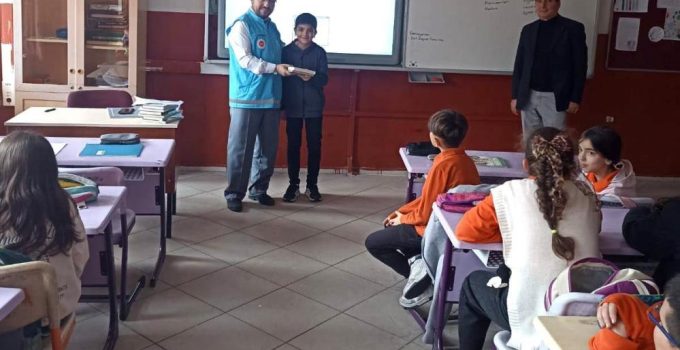 Ortaokul öğrencilerine Kur’an-ı Kerim hediye edildi