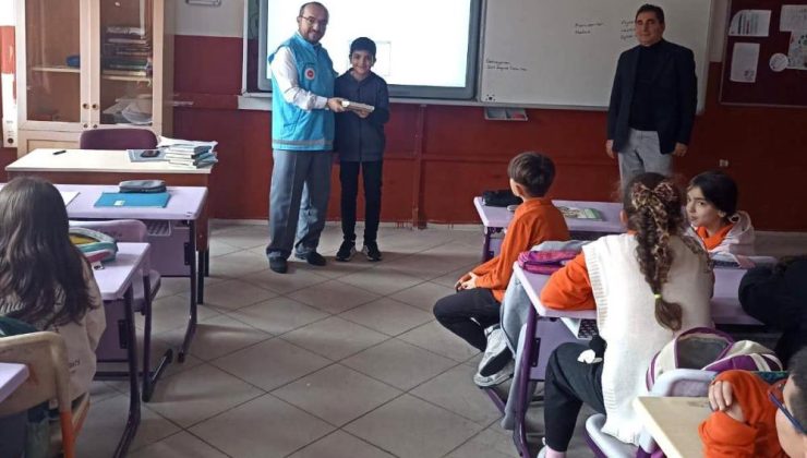 Ortaokul öğrencilerine Kur’an-ı Kerim hediye edildi