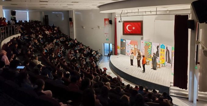 Teknoloji bağımlılığına mizahla dikkat çekildi