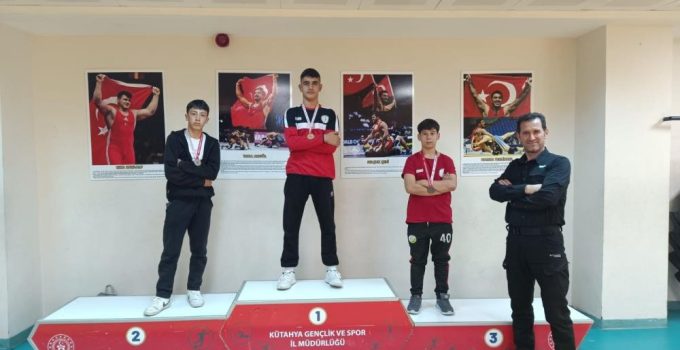 Güreşte Pazarlar’a 3 madalya