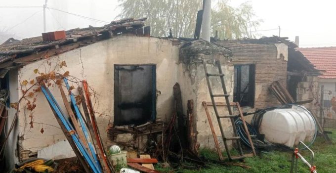 Tek katlı deprem konutu alevlere teslim oldu