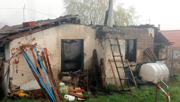 Tek katlı deprem konutu alevlere teslim oldu