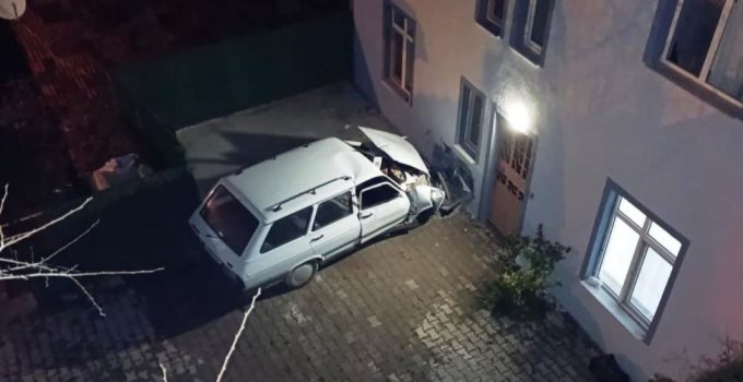Kontrolden çıkan otomobil eve çarptı: 1 ölü, 1 yaralı