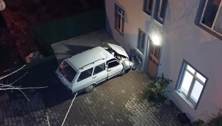 Kontrolden çıkan otomobil eve çarptı: 1 ölü, 1 yaralı