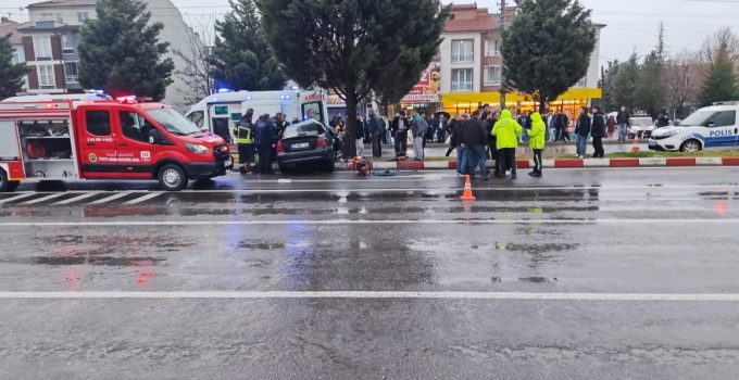 Kontrolden çıkan otomobil refüje çıktı: 2 yaralı