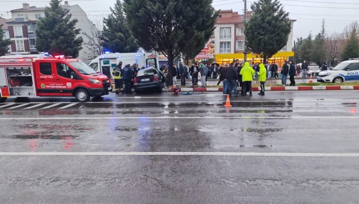 Kontrolden çıkan otomobil refüje çıktı: 2 yaralı