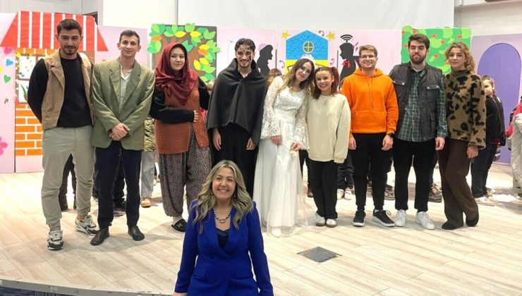 Üniversite öğrencilerinin tiyatro oyunu büyük ilgi gördü