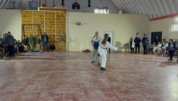 Genç tekvandocular miniklere örnek oldu