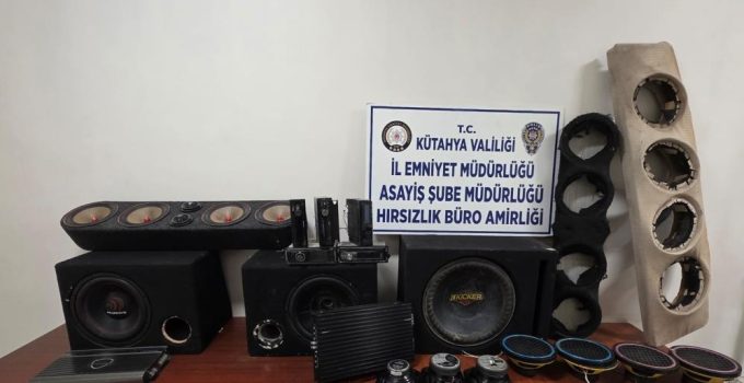 7 Araçtan 32 parça elektronik eşya çaldılar