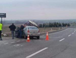 Otomobil ile traktör çarpıştı: 2 yaralı