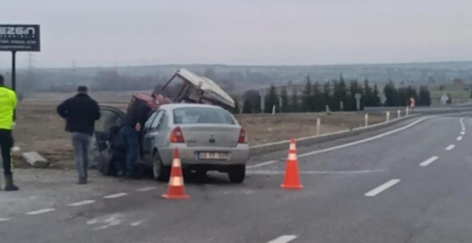 Otomobil ile traktör çarpıştı: 2 yaralı
