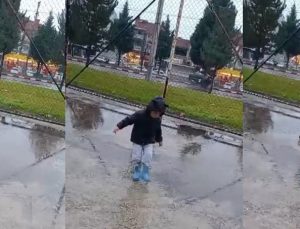 Parkta oynayan çocuğunu videoya almak isterken kaza anını kaydetti