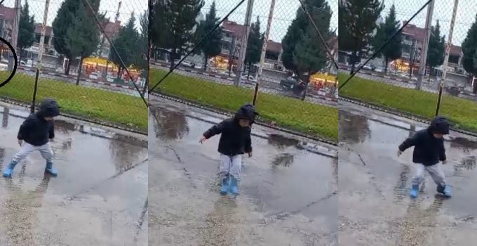 Parkta oynayan çocuğunu videoya almak isterken kaza anını kaydetti