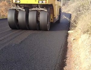 Yıllardır bozuk olan yol asfaltlandı