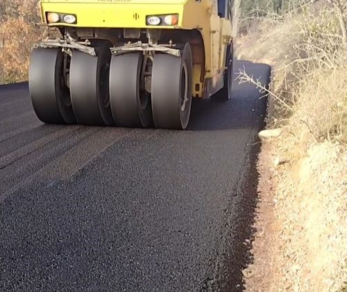 Yıllardır bozuk olan yol asfaltlandı