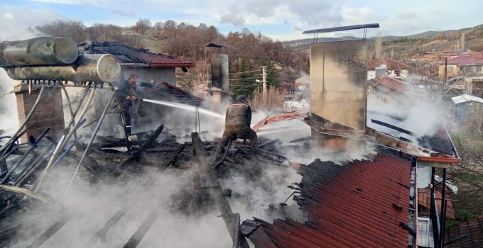 Evin çatısında çıkan yangın büyümeden söndürüldü