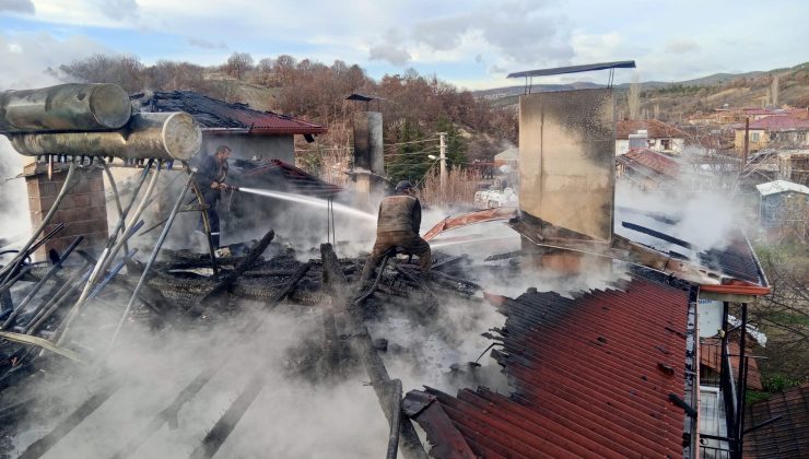 Evin çatısında çıkan yangın büyümeden söndürüldü