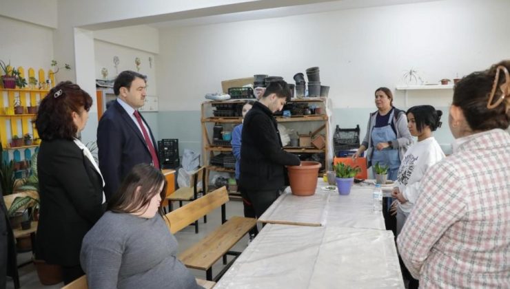 Vali Işın özel öğrencilerin atölye çalışmalarını inceledi