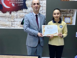 Şiir yarışmasında birinci olan öğrenci ödüllendirildi