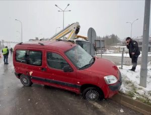 Kamyonet ile ticari araç çarpıştı: 4 yaralı