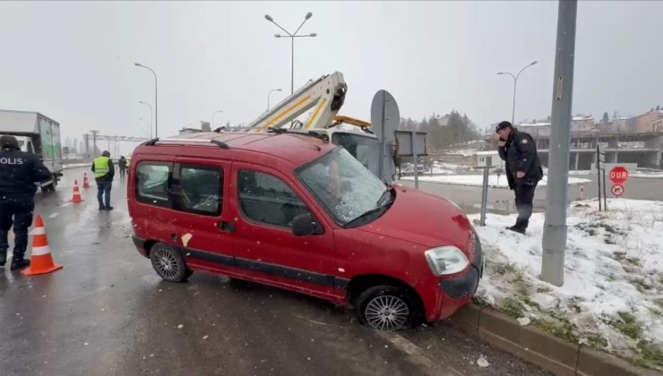 Kamyonet ile ticari araç çarpıştı: 4 yaralı
