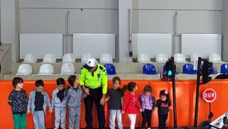 Trafik ekiplerinden öğrenci ve vatandaşlara eğitim