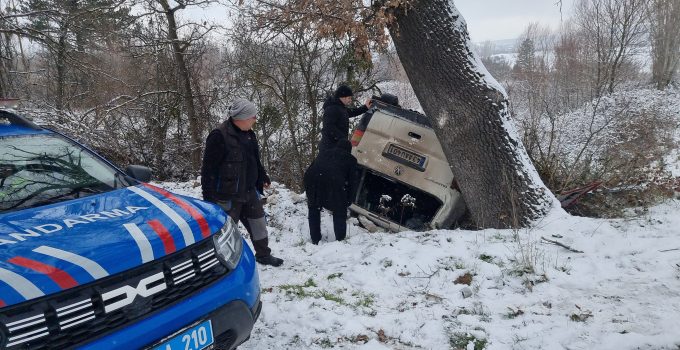 Kaygan yolda kontrolden çıkan minibüs şarampole yuvarlandı