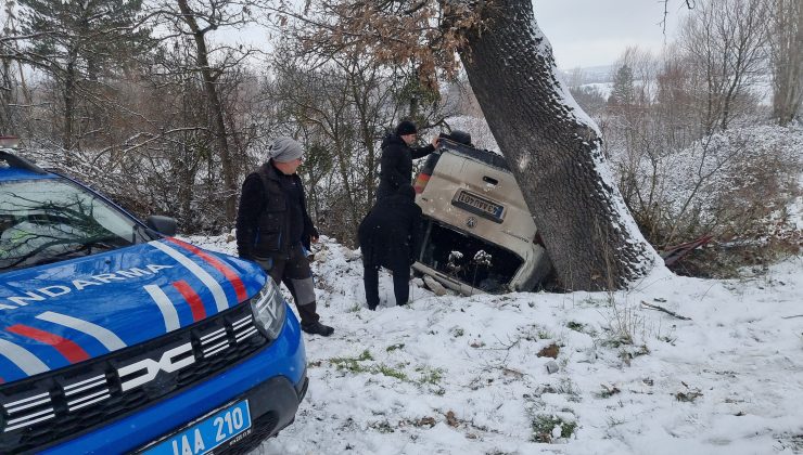 Kaygan yolda kontrolden çıkan minibüs şarampole yuvarlandı