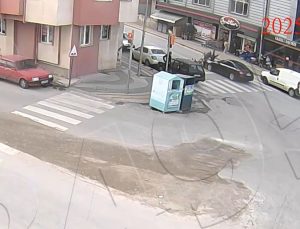 Motosikletli kuryeye yaya geçidinde otomobil çarptı: 1 yaralı