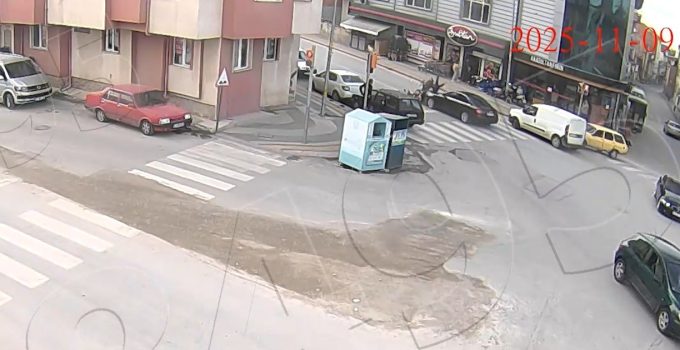 Motosikletli kuryeye yaya geçidinde otomobil çarptı: 1 yaralı