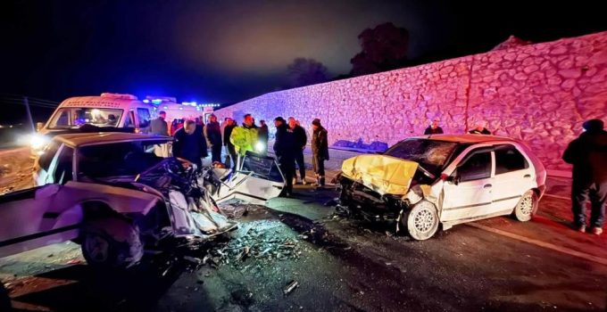 Otomobiller kafa kafaya çarpıştı! 1’i bebek 4 yaralı