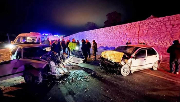 Otomobiller kafa kafaya çarpıştı! 1’i bebek 4 yaralı