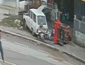 Otomobil karşı şeride geçip, motosiklete böyle çarptı