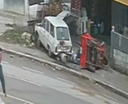 Otomobil karşı şeride geçip, motosiklete böyle çarptı