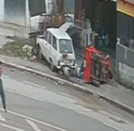 Otomobil karşı şeride geçip, motosiklete böyle çarptı