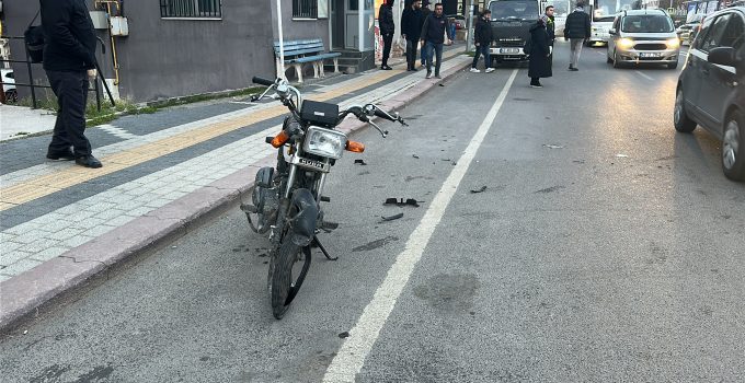 Otomobil ile çarpışan motosikletteki iki kişi yaralandı