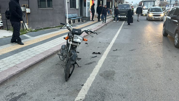 Otomobil ile çarpışan motosikletteki iki kişi yaralandı