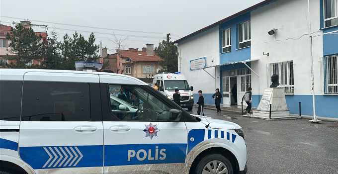 Ücretsiz dağıtılan çikolataları yiyen 26 öğrenci hastanelik oldu