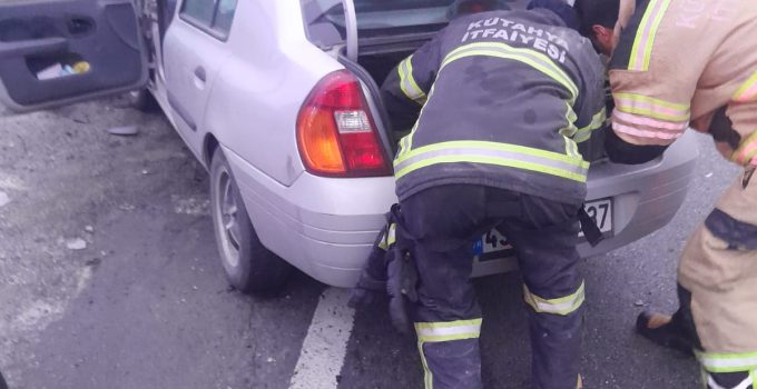 Otomobil ile traktör çarpıştı: 2 yaralı