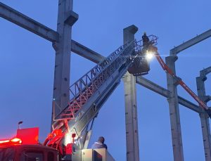 Vinç sepetinde mahsur kalan işçiyi itfaiye kurtardı