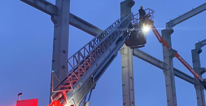 Vinç sepetinde mahsur kalan işçiyi itfaiye kurtardı