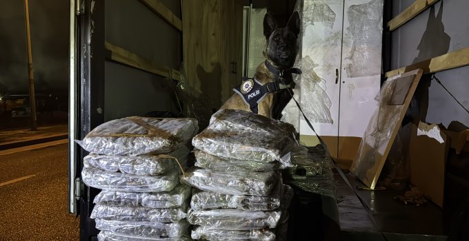 Ev eşyası yüklü kamyonette 40 kilo esrar ele geçirildi