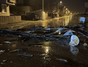 Şiddetli rüzgar çatıyı uçurdu, ağaçları devirdi