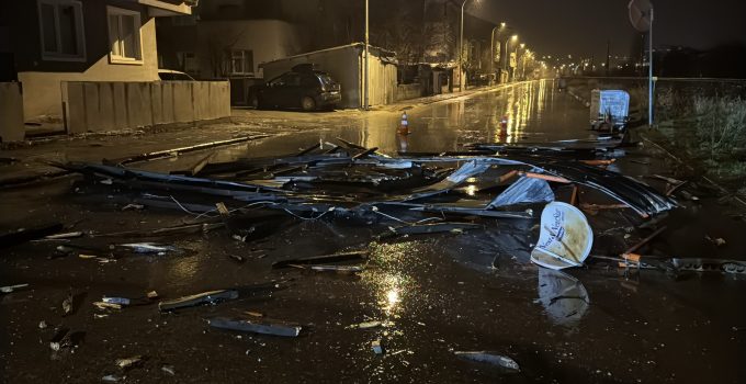 Şiddetli rüzgar çatıyı uçurdu, ağaçları devirdi