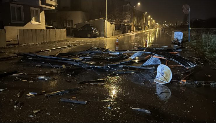 Şiddetli rüzgar çatıyı uçurdu, ağaçları devirdi